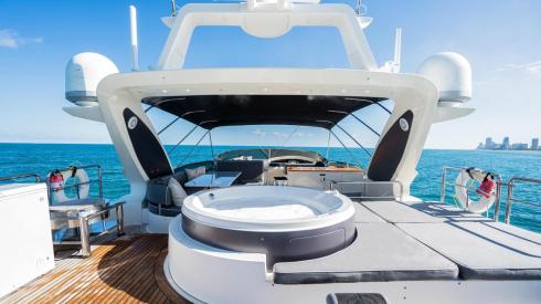 100ft Azimut yacht in Miami