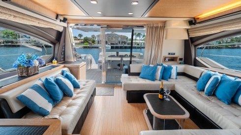 64ft Azimut yacht rides in Miami