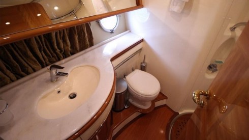 62ft Azimut Fly yacht rides in Miami