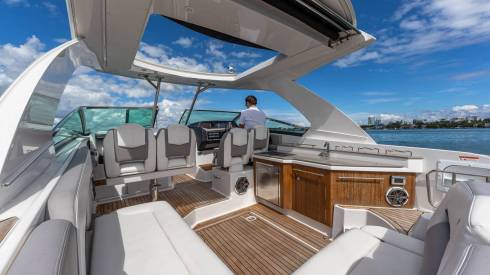 35ft Four Winns boat charter Miami