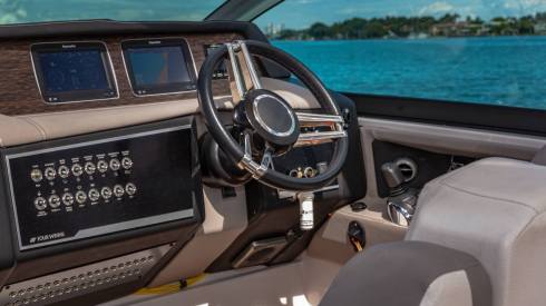 35ft Four Winns Miami boat rental with captain