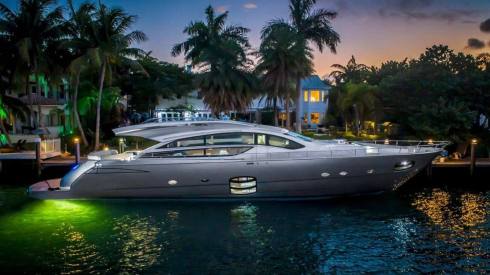 82ft Pershing yacht rental Miami