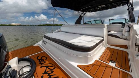29ft Sea Ray yacht rides in Miami